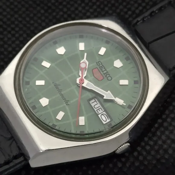 Vintage 1975 Seiko 5 Automatic Mens Silver Watch W/Green Face & Leather Strap - Picture 1 of 8